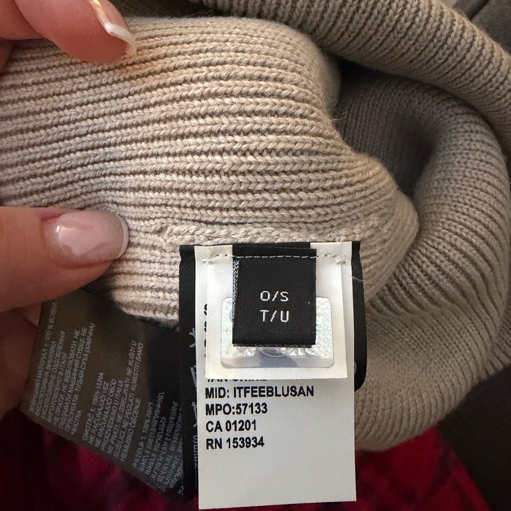 Canada Goose Beanie - Picture 4 of 4